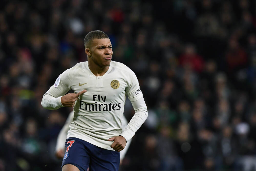 🤑多金总裁！C罗环足奖颁奖戴价值70万刀百达翡丽，又是限量款